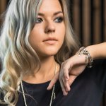 UNOde50 Гривна Pecking