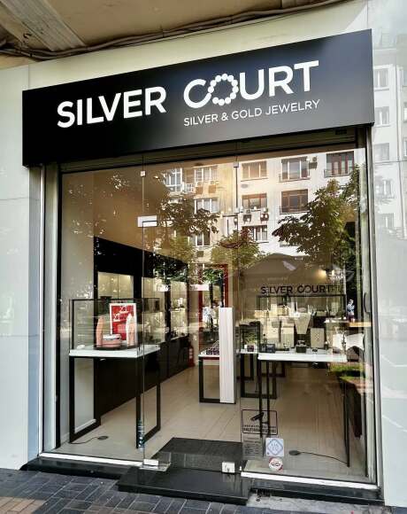Специално предложение и sneak peek на новата колекция на UNOde50 в SILVER COURT на бул „Витоша“